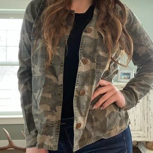 🍀 Lucky Brand long sleeve camo button jacket